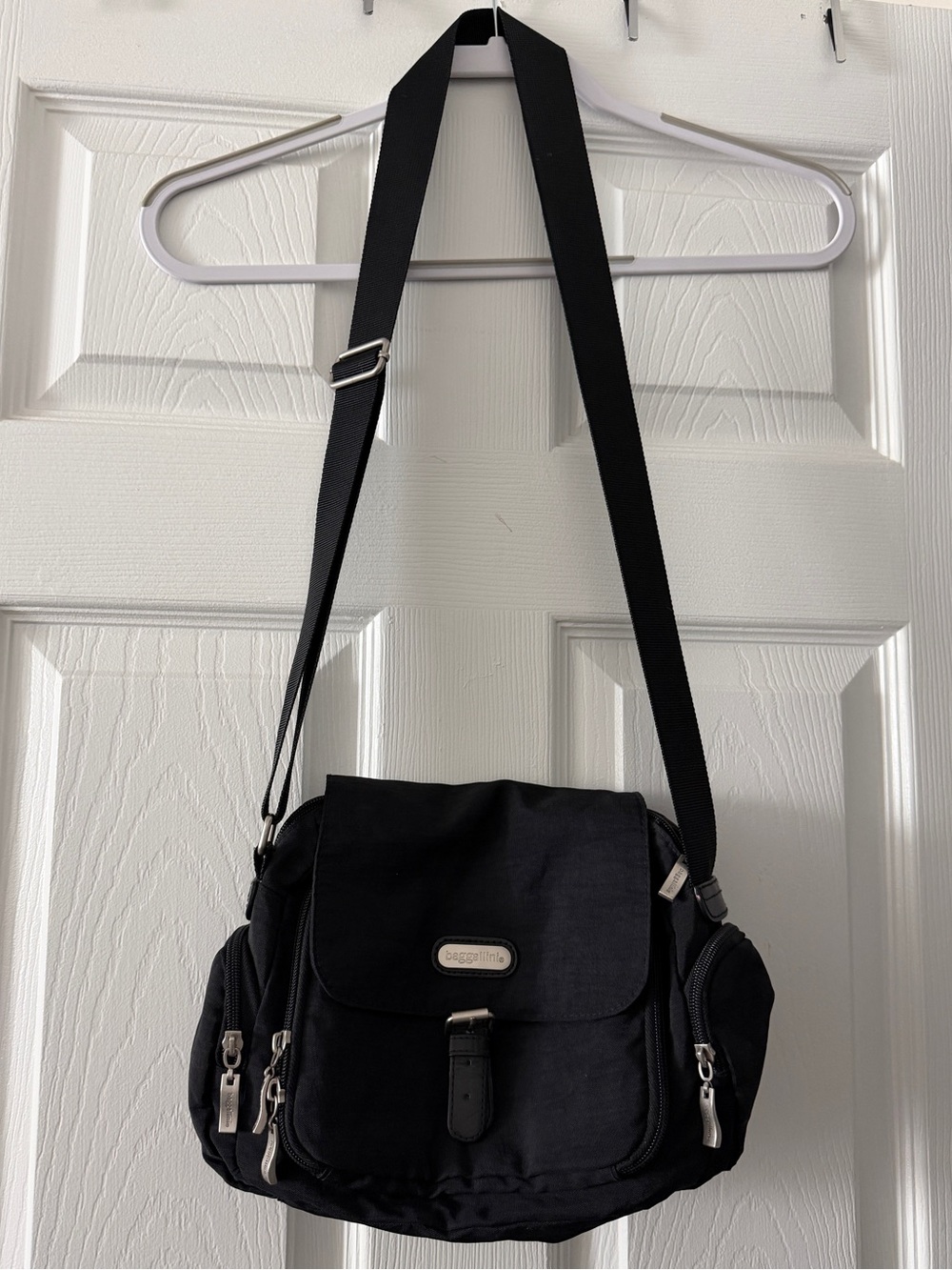 Baggallini Black Crossbody Travel Organizer Bag Multi Pocket Adjustable Strap